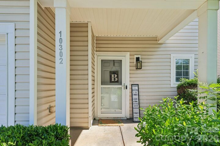 Property Photo:  10302 Hugue Way  NC 28214 