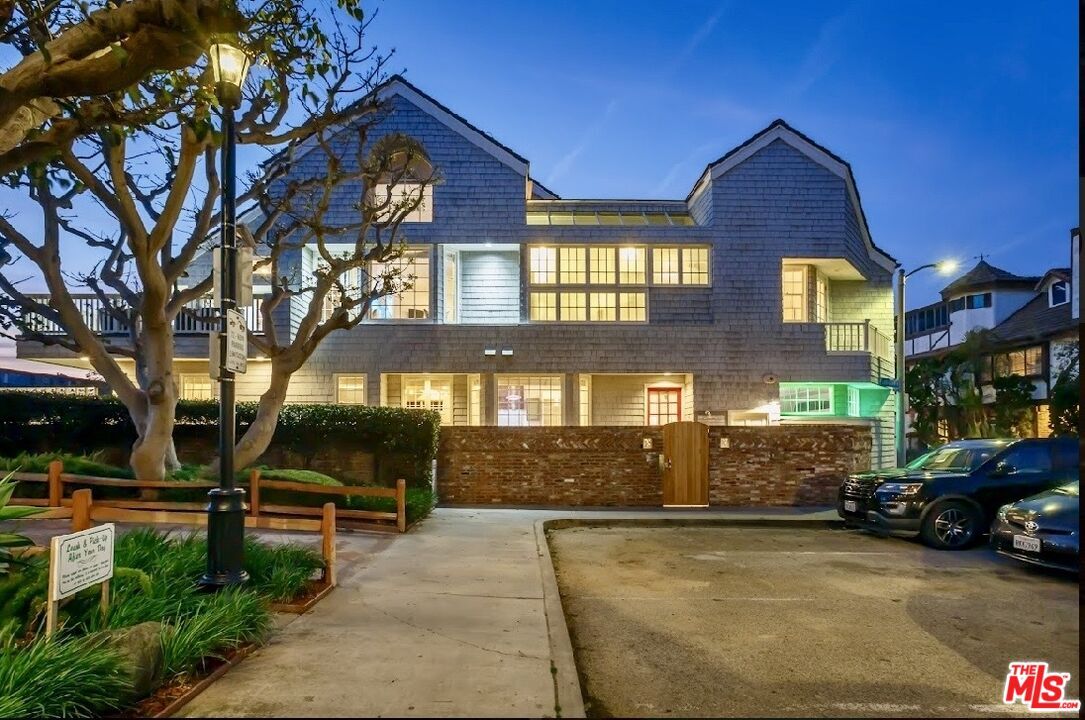 Property Photo:  4219 Roma Ct  CA 90292 