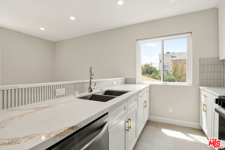 Property Photo:  1470 Rexford Dr, Unit 103  CA 90035 