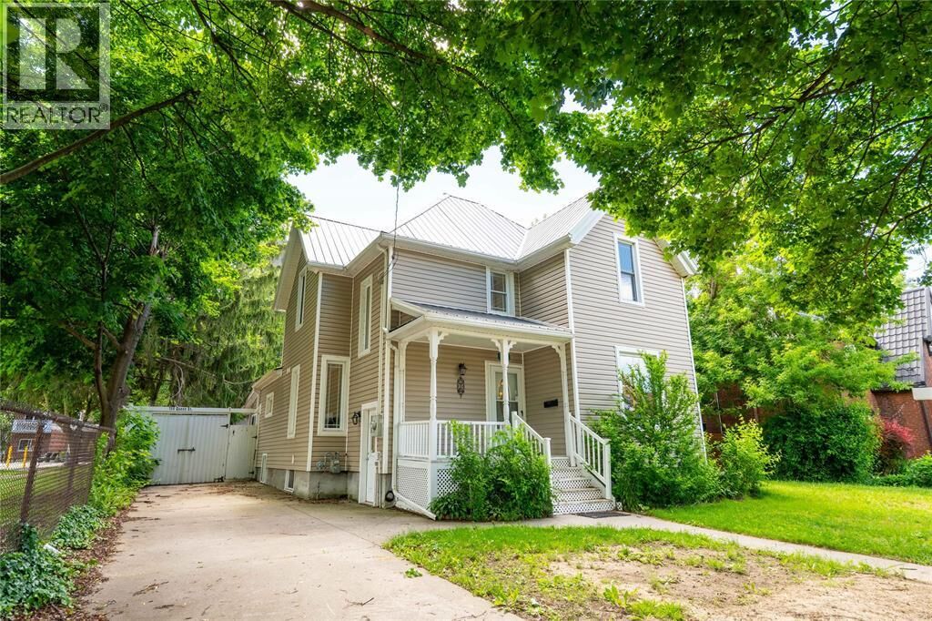 Property Photo:  156 Queen Street  ON N7T 2R1 