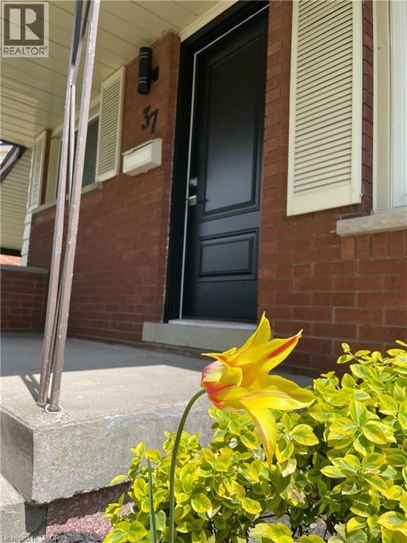 Property Photo:  37 Goldfinch Road Upper  ON L9A 3W8 