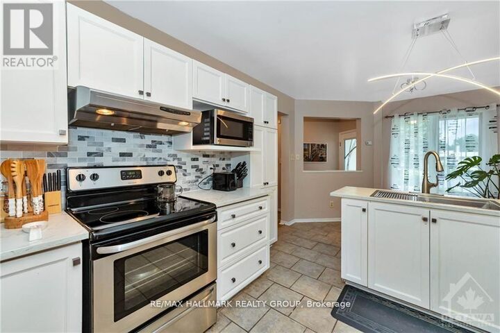 Property Photo: 17 Ravenscroft Court ON K2S 1R3