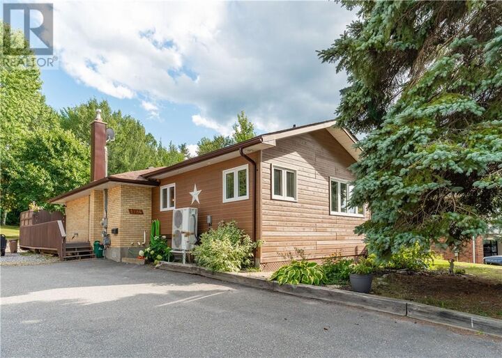 1786 Latimer Crescent — photo 1