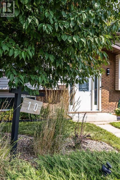 Property Photo:  10 Chow Avenue Southeast  AB T1B 2T1 