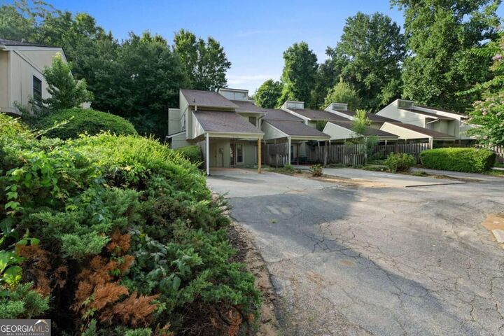 Property Photo: 6390 Hawthorne Terrace GA 30092