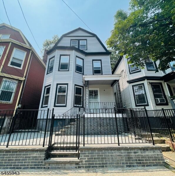 Property Photo:  823 S 14th St  NJ 07108 