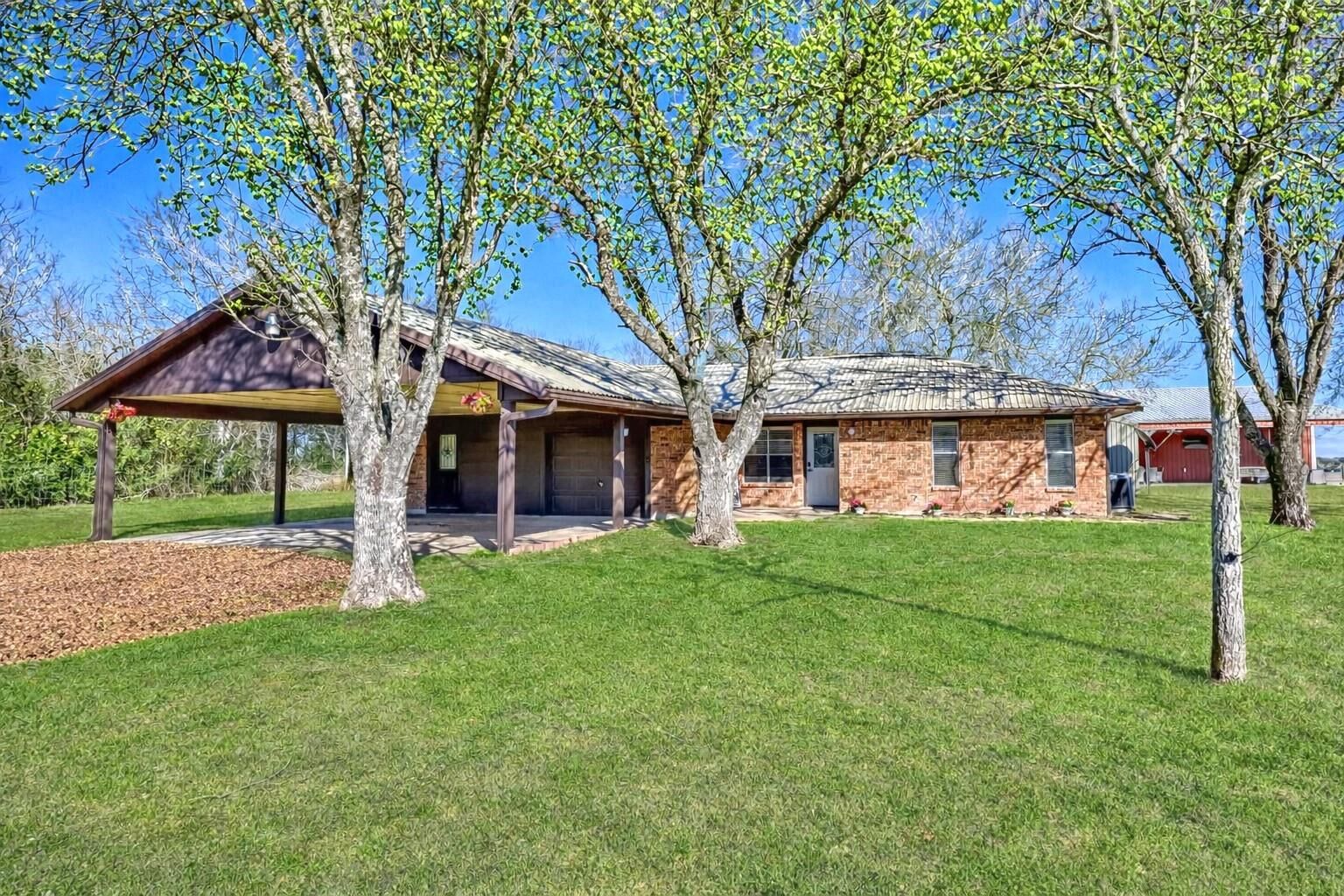 Property Photo: 1055 Cr 214 TX 78962