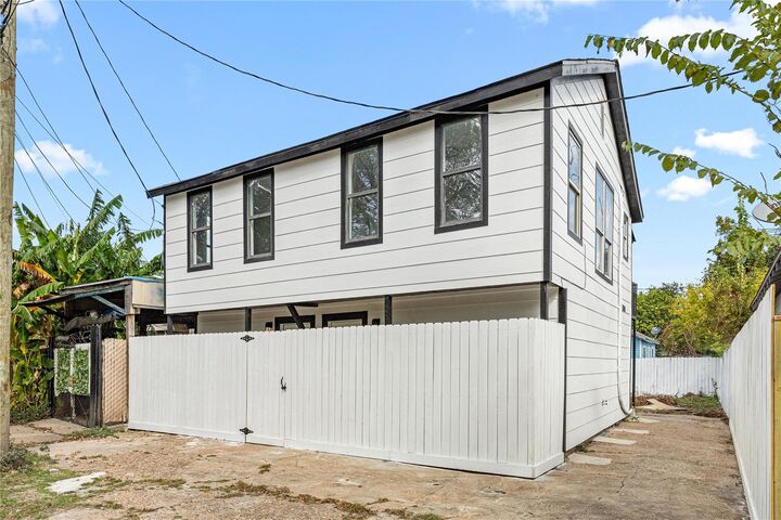 Property Photo: 3229 Holman Street 4 TX 77004