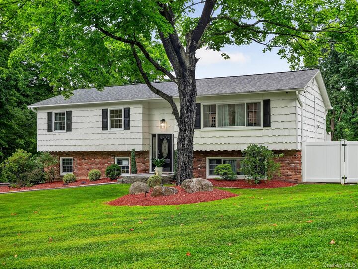 Property Photo:  5 Evan Drive  NY 10956 