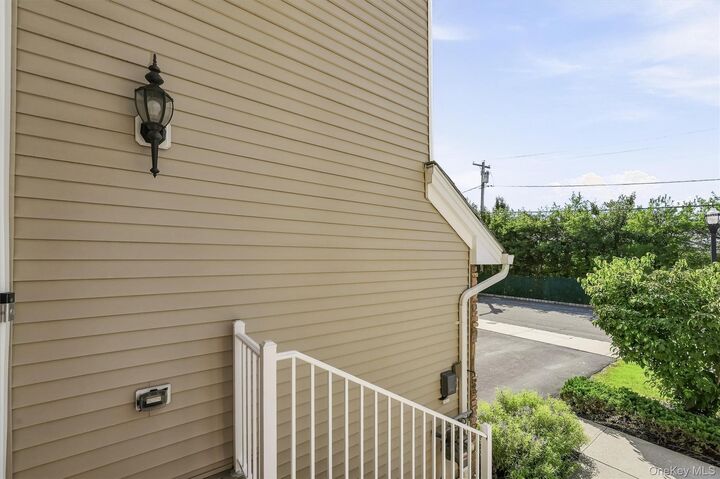 Property Photo:  806 Hawthorn Way  NY 12553 