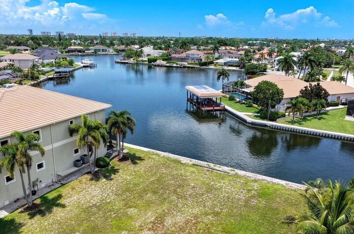 Property Photo: 1674 Briarwood Court FL 34145