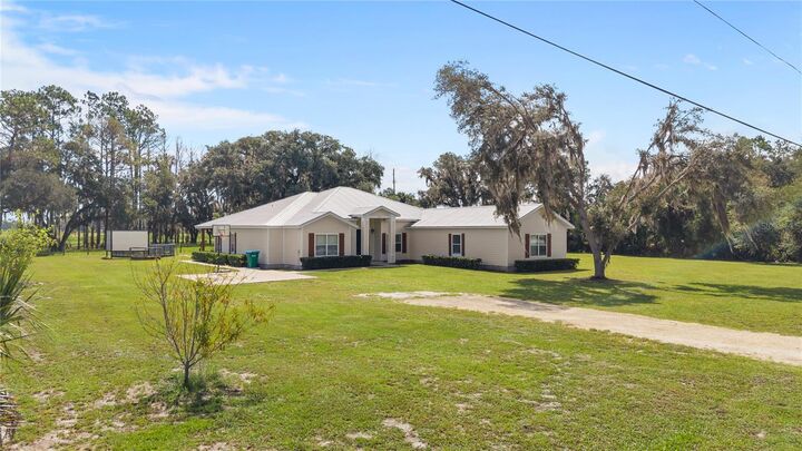 Property Photo: 324 NE 300th Street FL 32628
