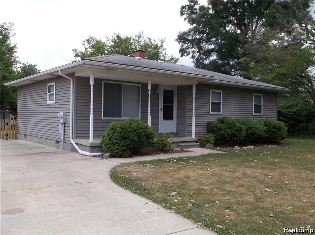Property Photo:  412 Sherwood Court  MI 48442 1228 