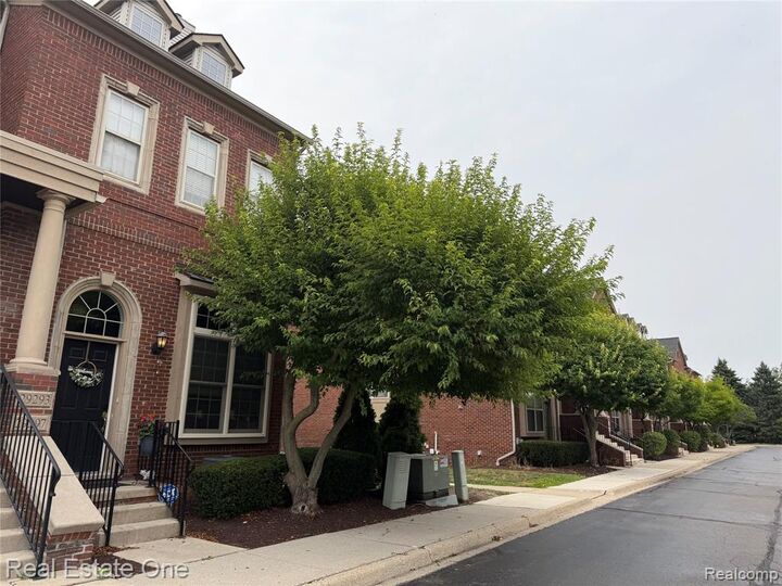 Property Photo:  29285 Glen Oaks Boulevard  MI 48334 2930 