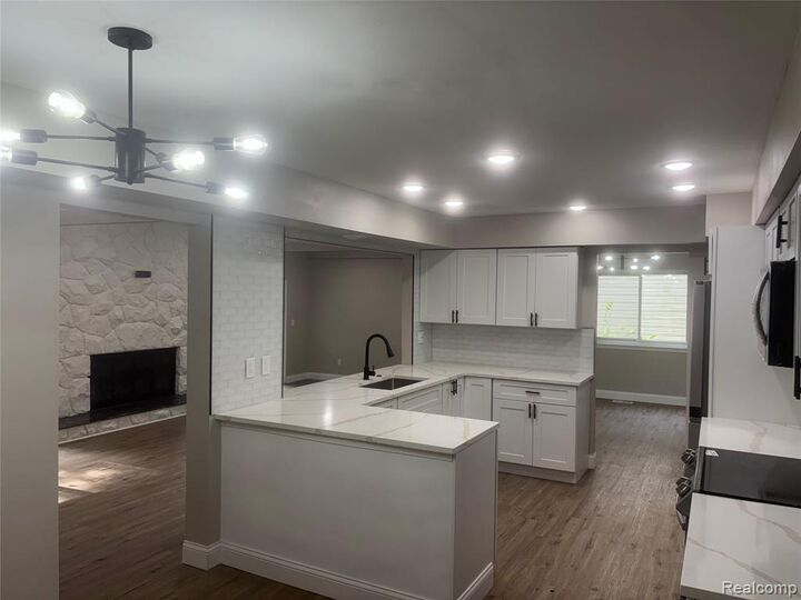 Property Photo:  29621 Fernhill Drive  MI 48334 2025 
