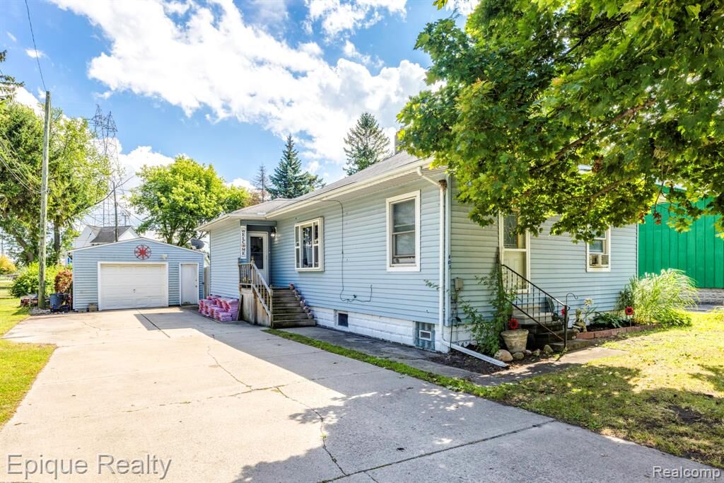 Property Photo: 403 Gratiot Boulevard MI 48040 1171