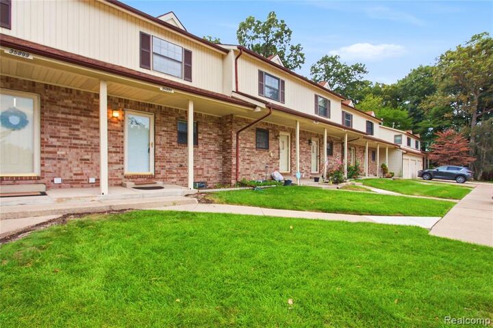 Property Photo:  35893 Castlewood Court  MI 48185 5801 