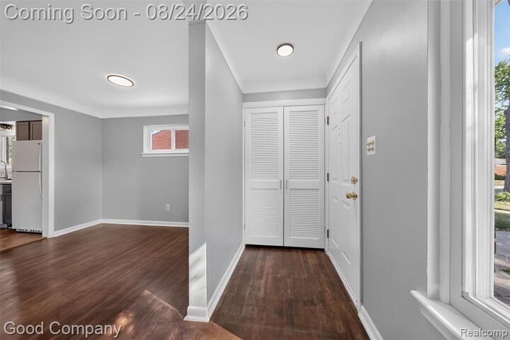 Property Photo:  29535 Milton Avenue  MI 48071 5414 