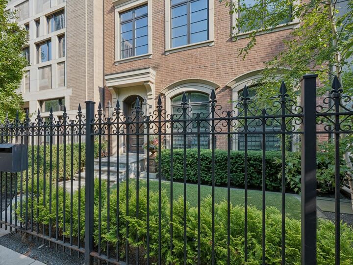 Property Photo:  441 W Deming Place  IL 60614 