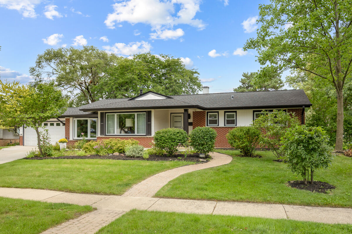 Property Photo:  298 Peach Tree Lane  IL 60007 