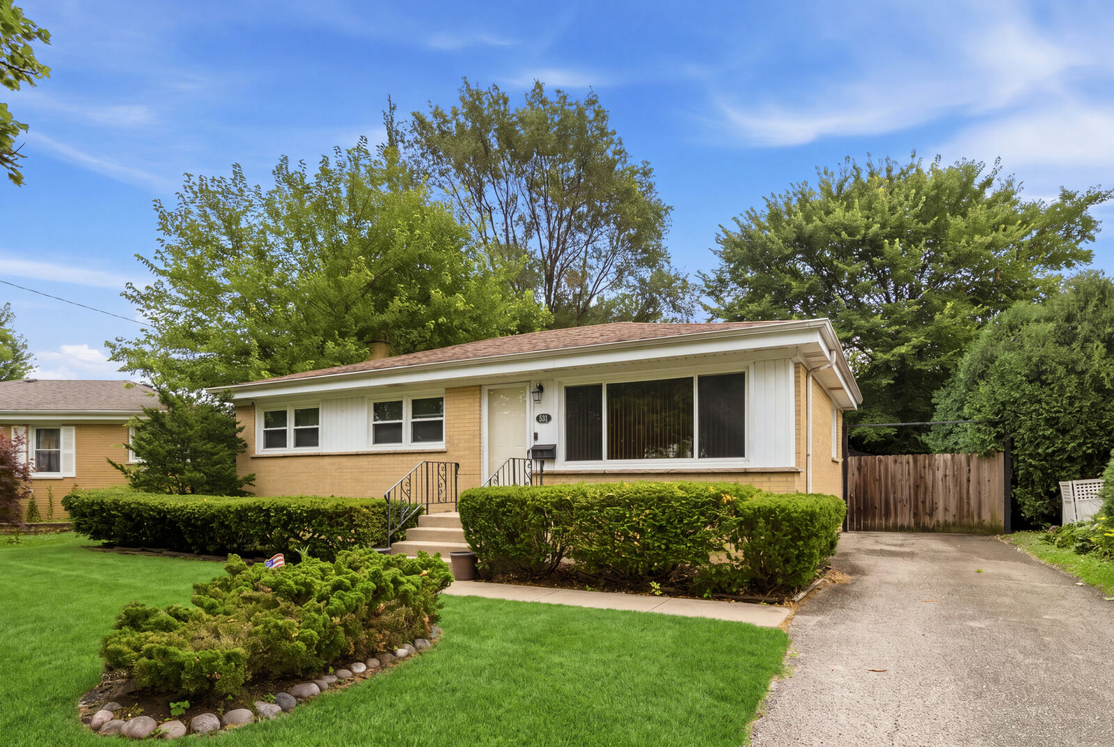 Property Photo: 531 Cambridge Road IL 60016