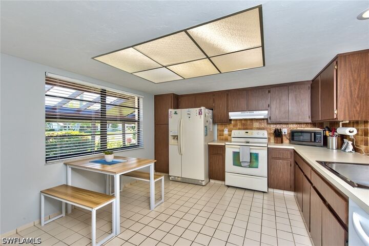 Property Photo: 150 Round Key Circle G-15 FL 34112