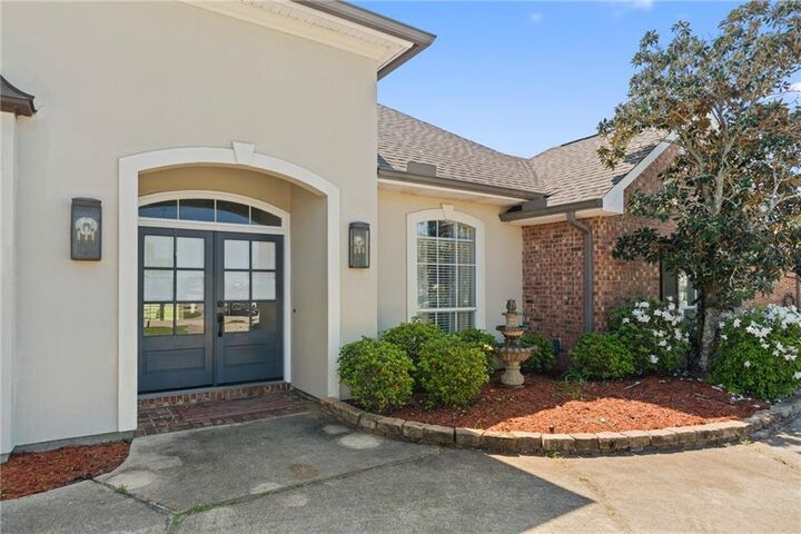 Property Photo: 118 W Augusta Lane LA 70458