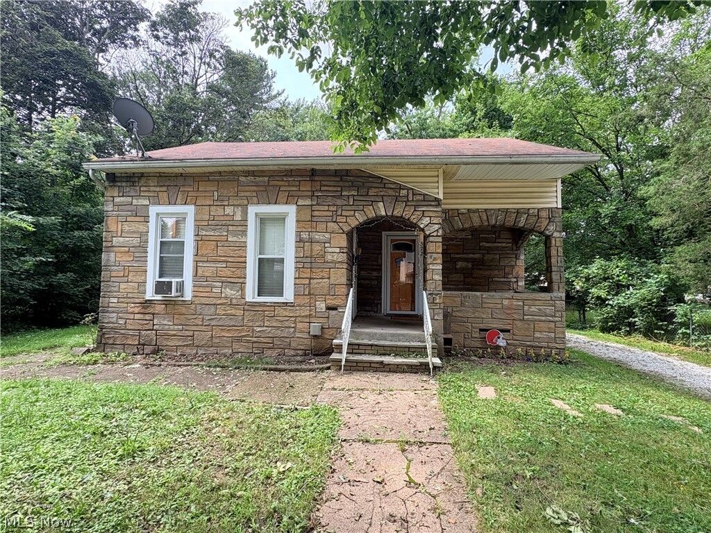 Property Photo: 572 East Avenue OH 44320
