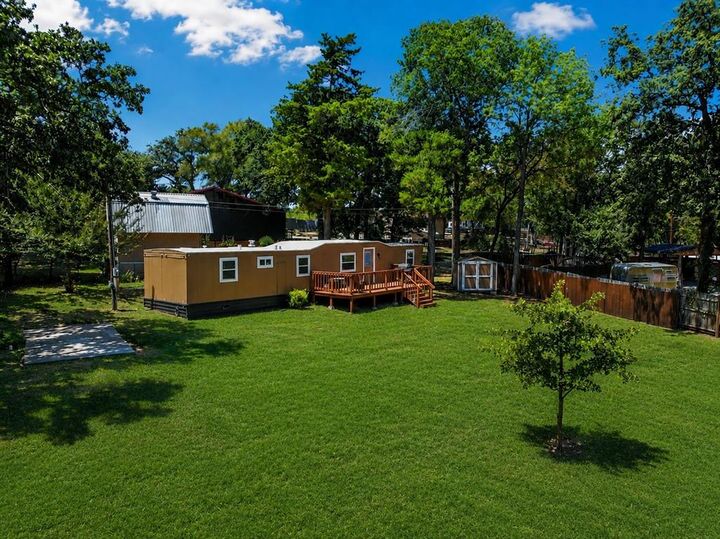 Property Photo: 265 Robin Hood Road TX 76245