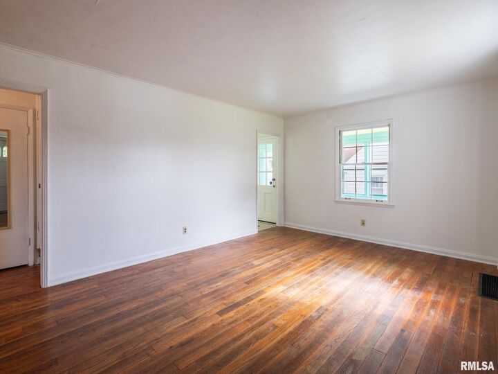 Property Photo: 5312 N Knoxville Avenue IL 61614