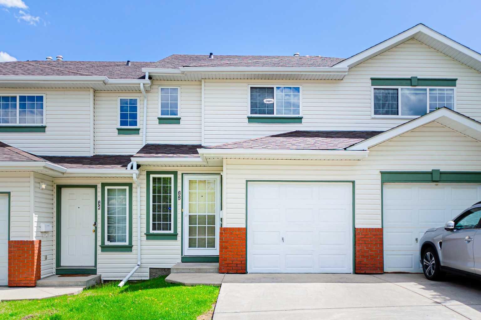 Property Photo: 88 Country Hills Villas NW AB T3K 4S8