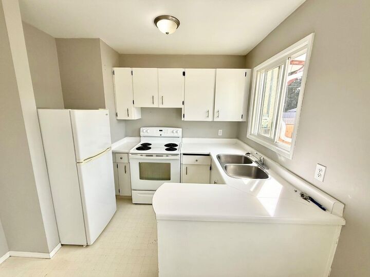 Property Photo:  441 Switzer Drive 36  AB T7V 1Z7 