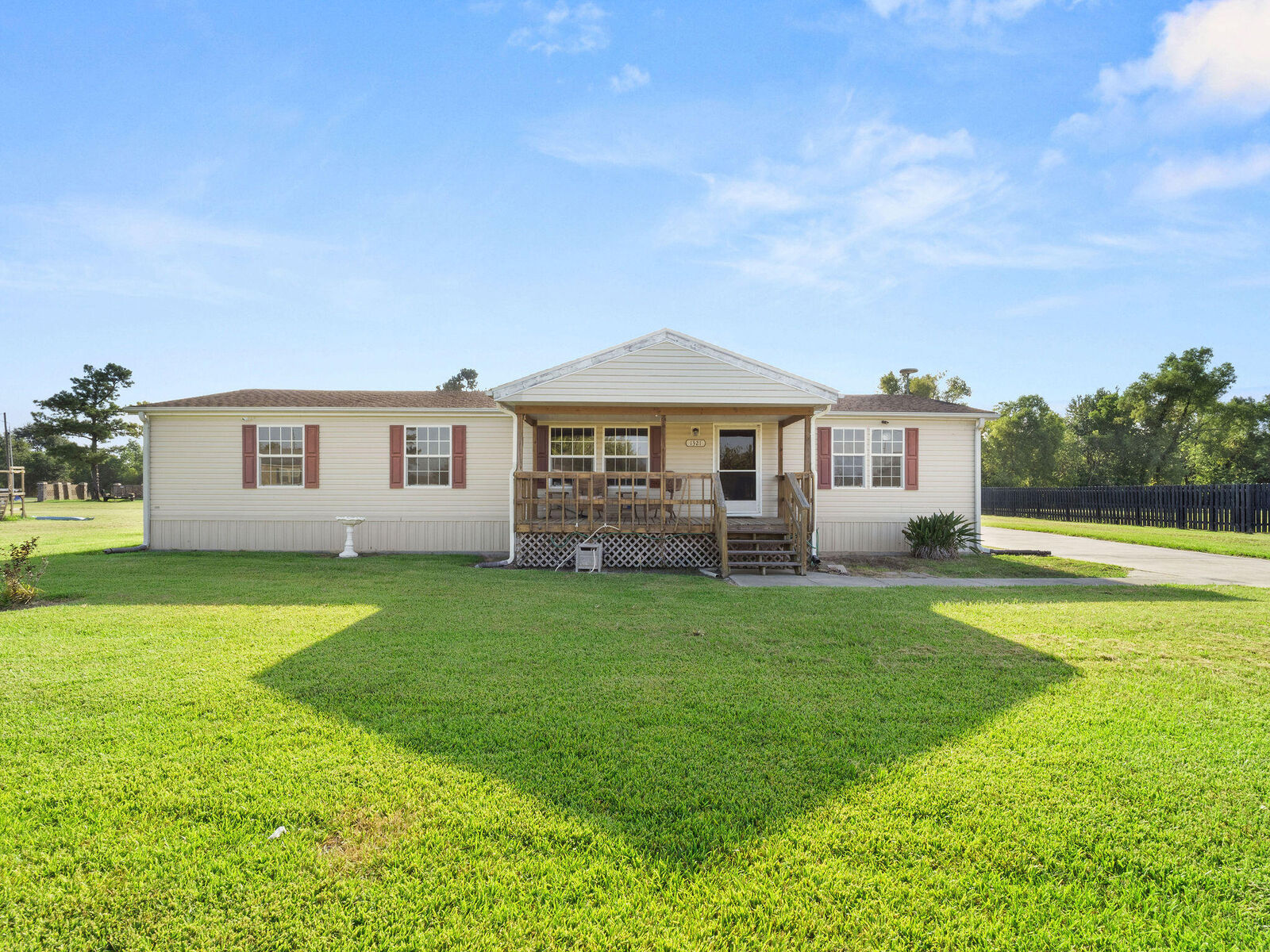Property Photo: 1321 Bridlewood Dr LA 70615