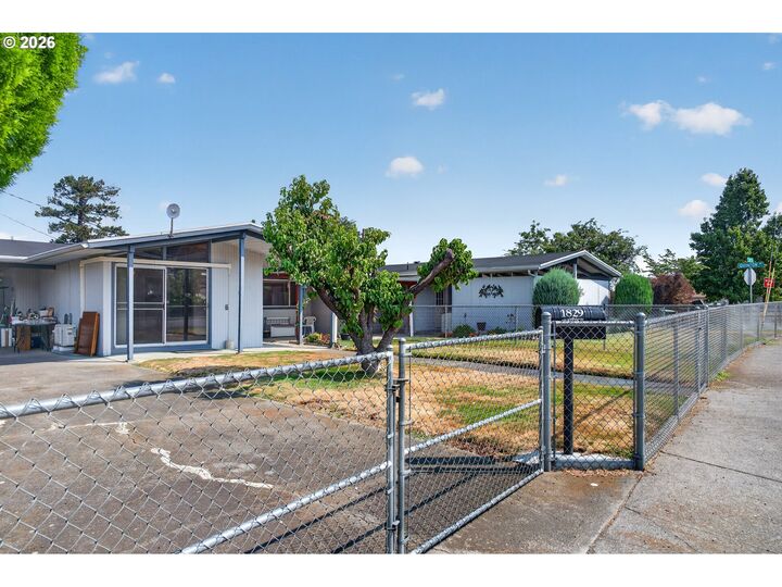 Property Photo: 1829 E 10th St OR 97058