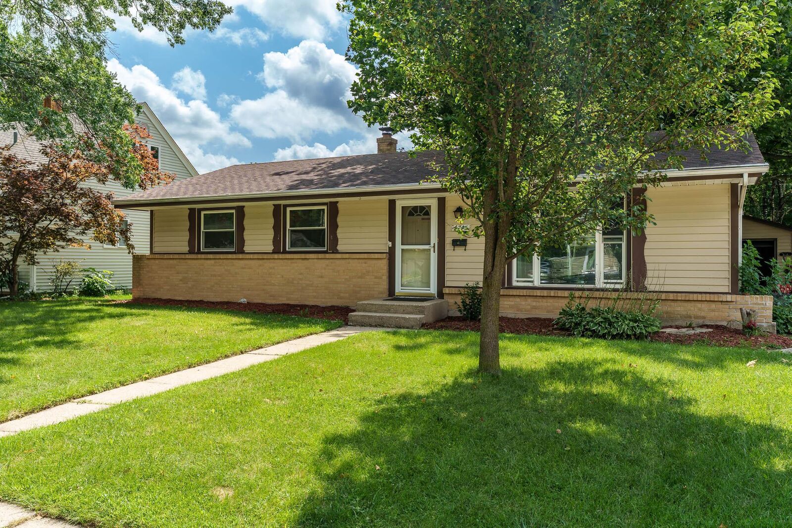 Property Photo: 4715 Cleveland Avenue IL 61108