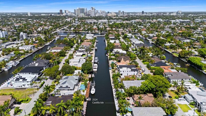 Property Photo:  2524 Castilla Isle  FL 33301 