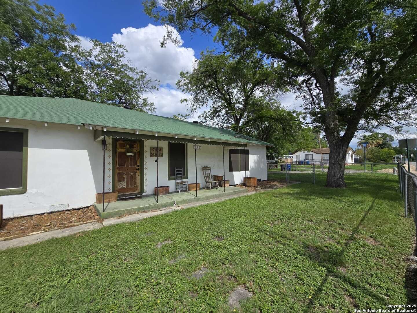 Property Photo:  1020 Mission Rd  TX 78210 