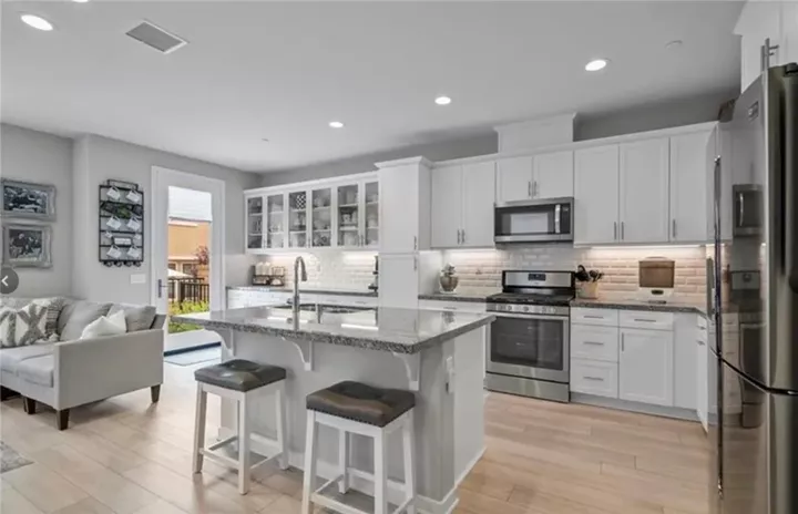 Property Photo: 28654 Jadineras Dr CA 91354
