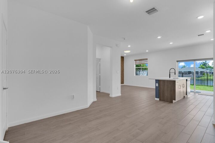 Property Photo: 805 SE 18th St 805 FL 33034