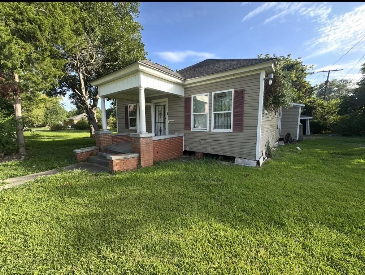 Property Photo: 1525 Liberty Avenue TX 77640