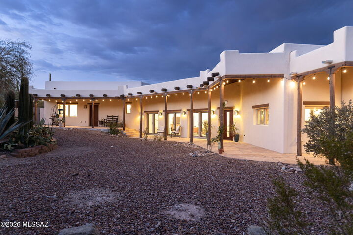 Property Photo: 3360 N Horseback Trail AZ 85745