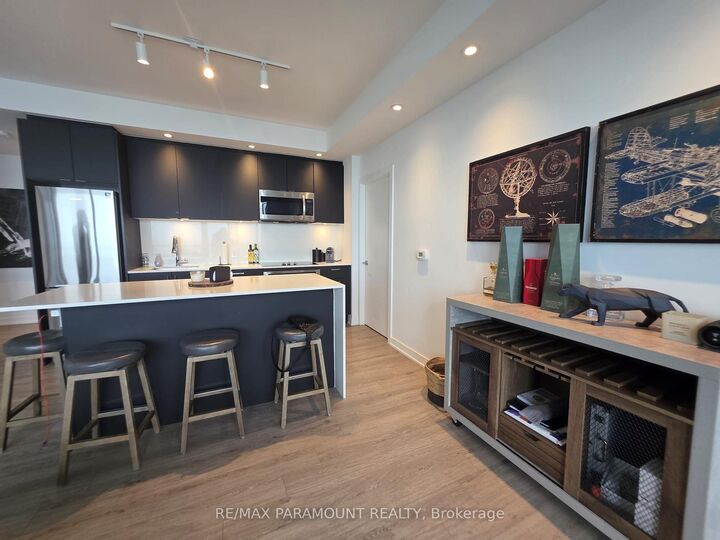 Property Photo:  1926 Lake Shore Boulevard W 1807  ON M6S 1A1 