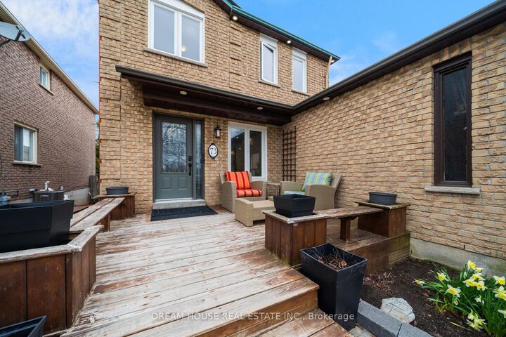 Property Photo:  73 Hewitt Crescent  ON L1S 7B4 