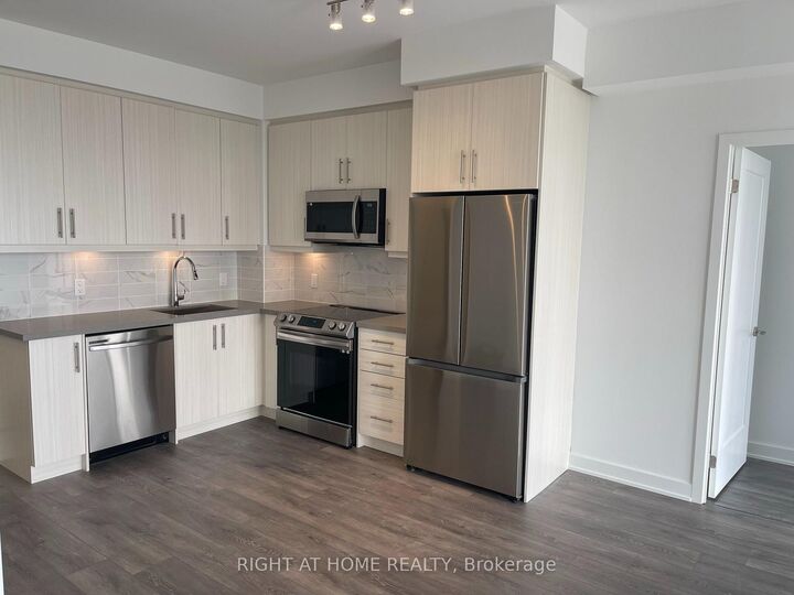 Property Photo:  105 Oneida Crescent 1706  ON L4B 0H6 