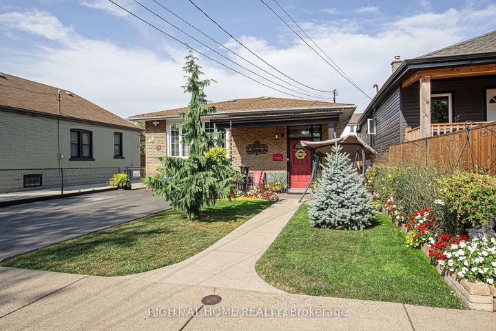 Property Photo:  133 McAnulty Main Boulevard  ON L8H 3H5 