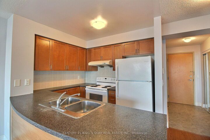 Property Photo:  60 Brian Harrison Way 2205  ON M1P 5J5 
