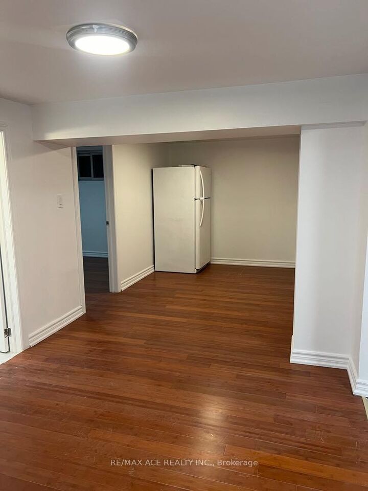Property Photo:  26 Oakridge Drive Bsmt  ON M1M 2A4 