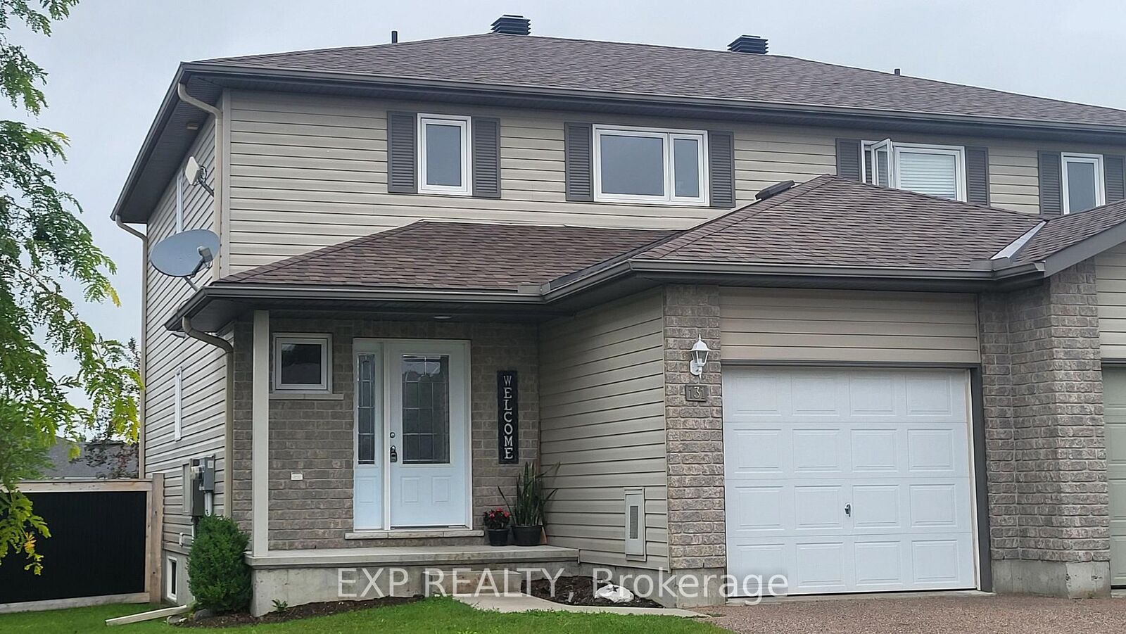Property Photo:  131 Elk Street  ON K7V 0A1 