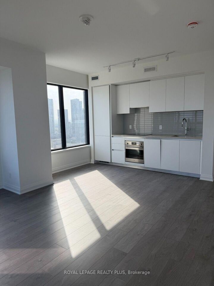 Property Photo:  4015 The Exchange Drive 2704  ON L5B 0N9 