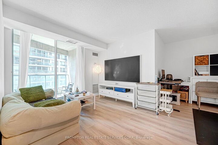 Property Photo: 7 Lorraine Drive 807 ON M2N 7H2